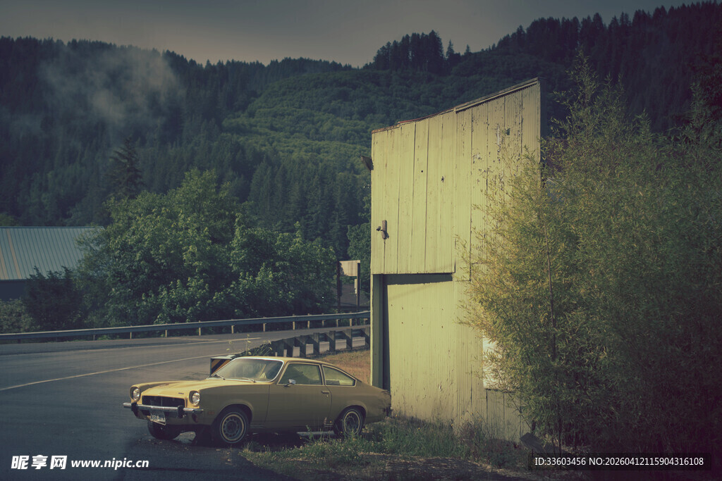 公路旁的旧车与建筑