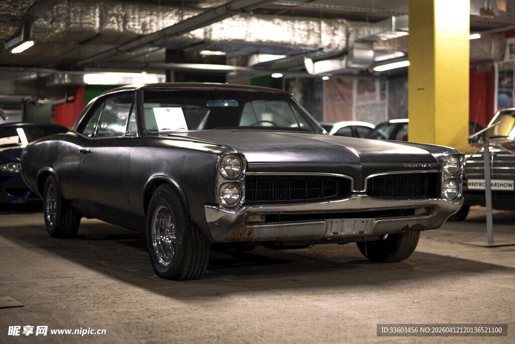 车库中的复古黑色轿车