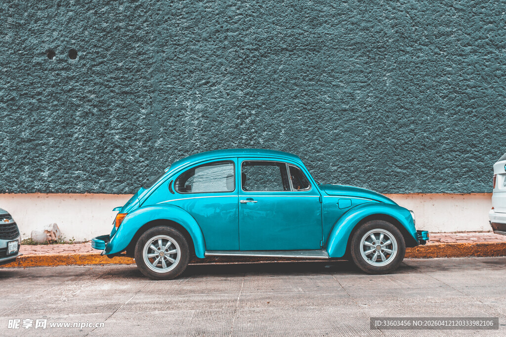 复古蓝色甲壳虫汽车停路边