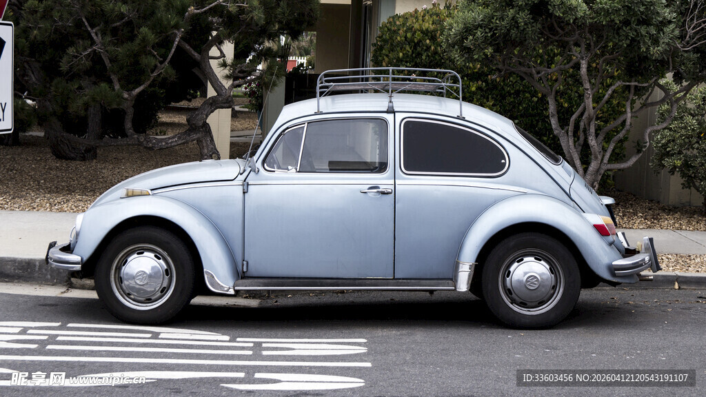 复古浅蓝色大众甲壳虫汽车