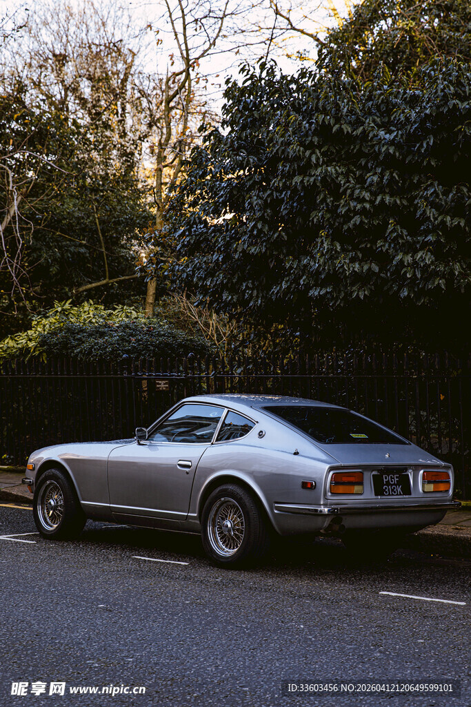 经典银色双门跑车停于路边