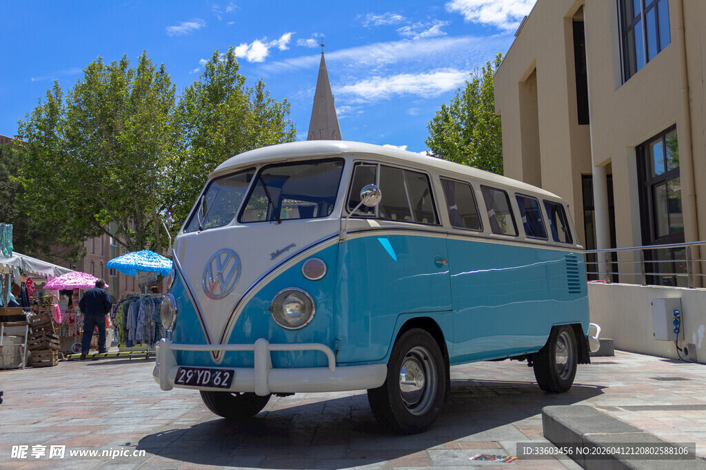 复古蓝白大众面包车