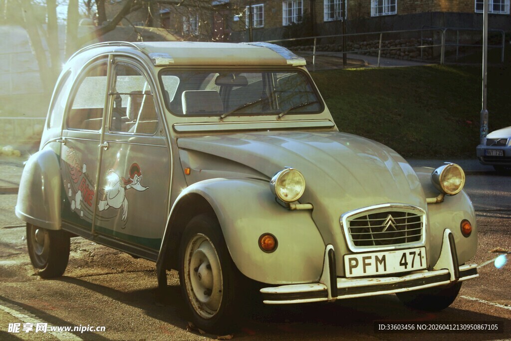 复古小车停靠街边