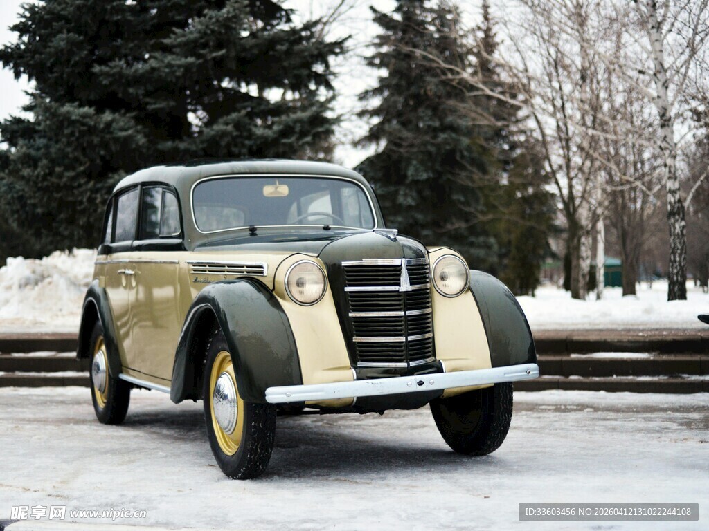 复古轿车停于雪景中