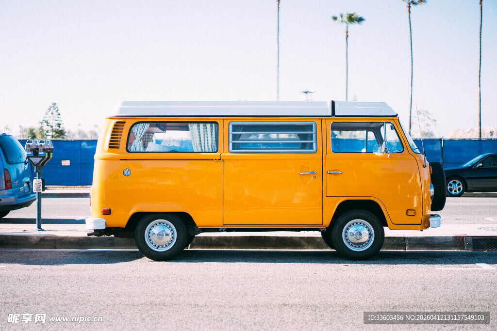 复古黄色大众面包车