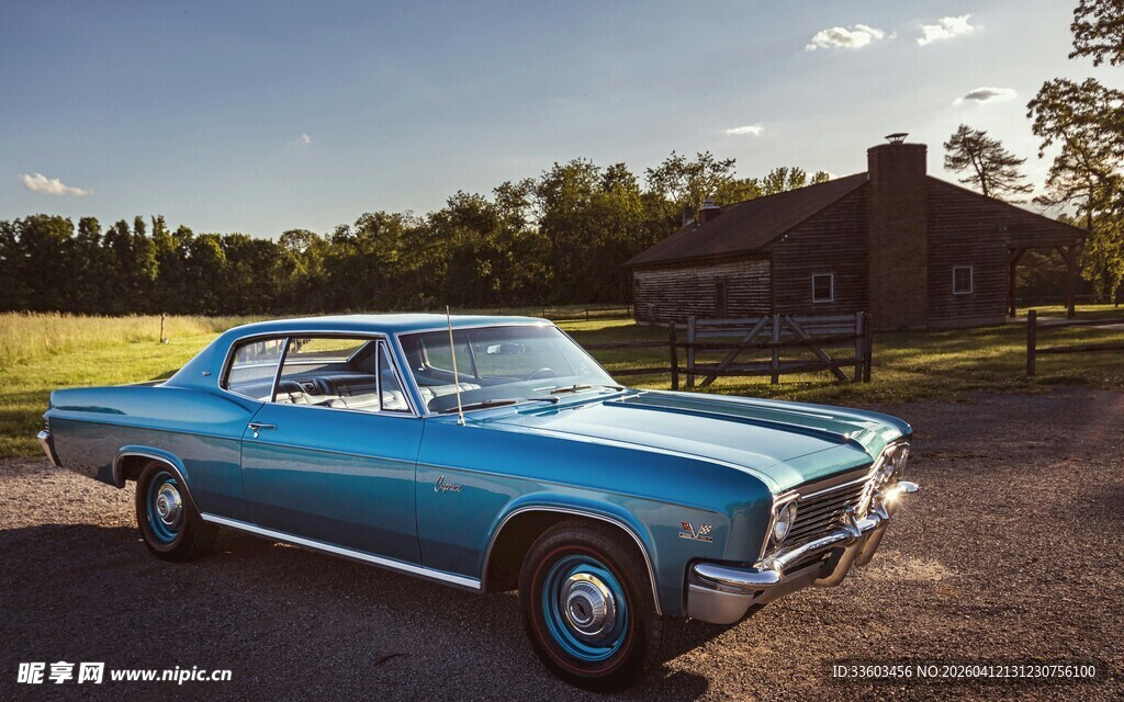 复古蓝色轿车停于开阔地