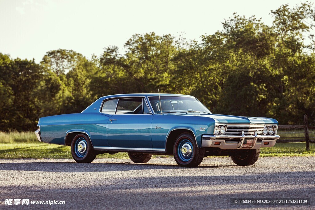 复古蓝色轿车停于户外