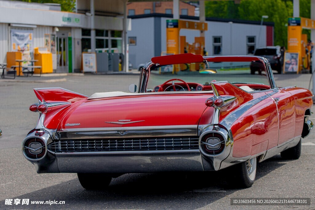 复古红色敞篷老爷车