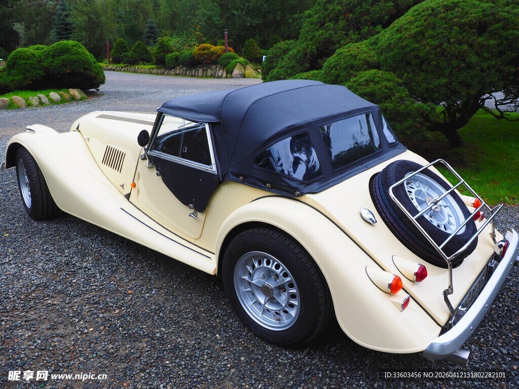 复古敞篷跑车停于户外