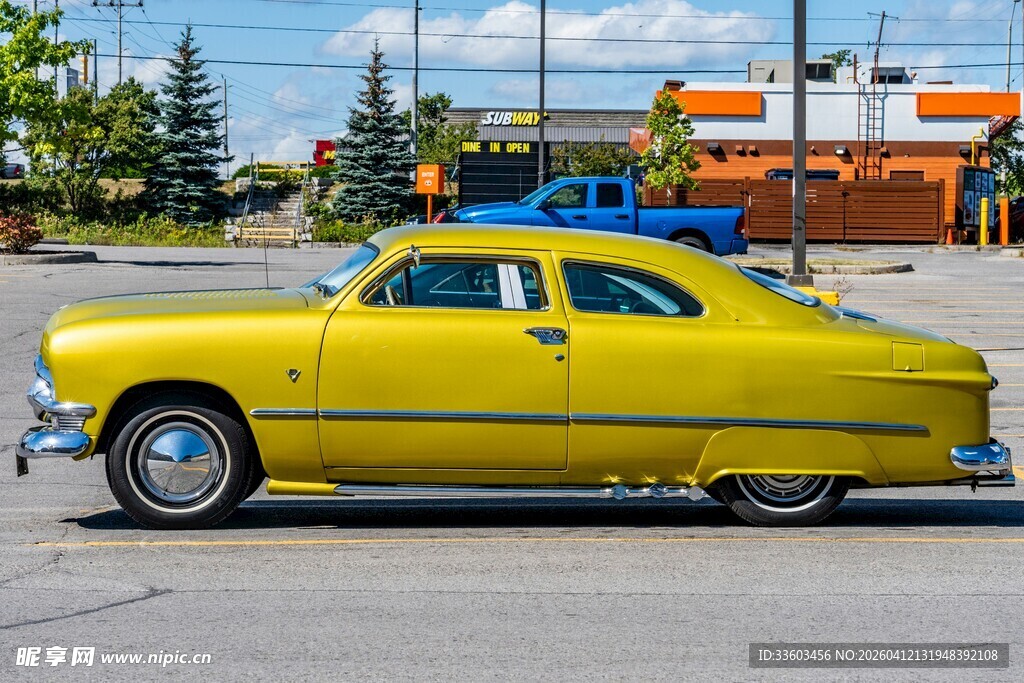 复古黄色经典轿车