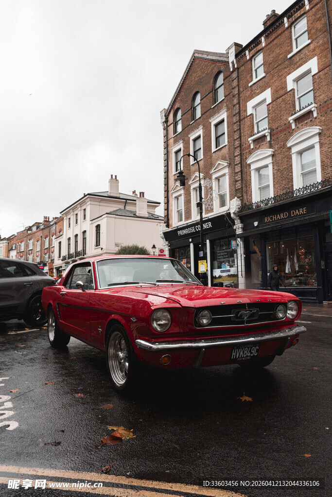 复古红车停于街道旁