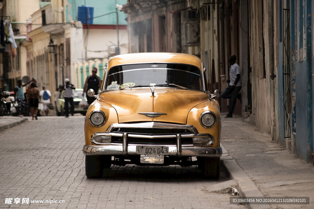 古巴街头的复古黄色汽车