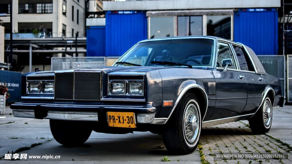 经典复古轿车停于街头