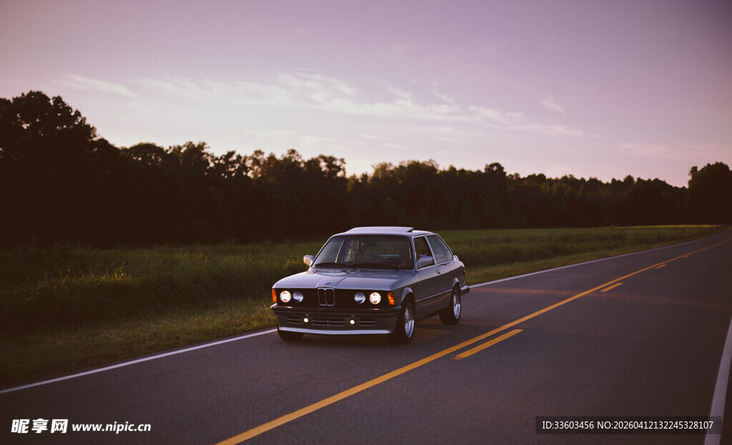 公路上行驶的复古汽车