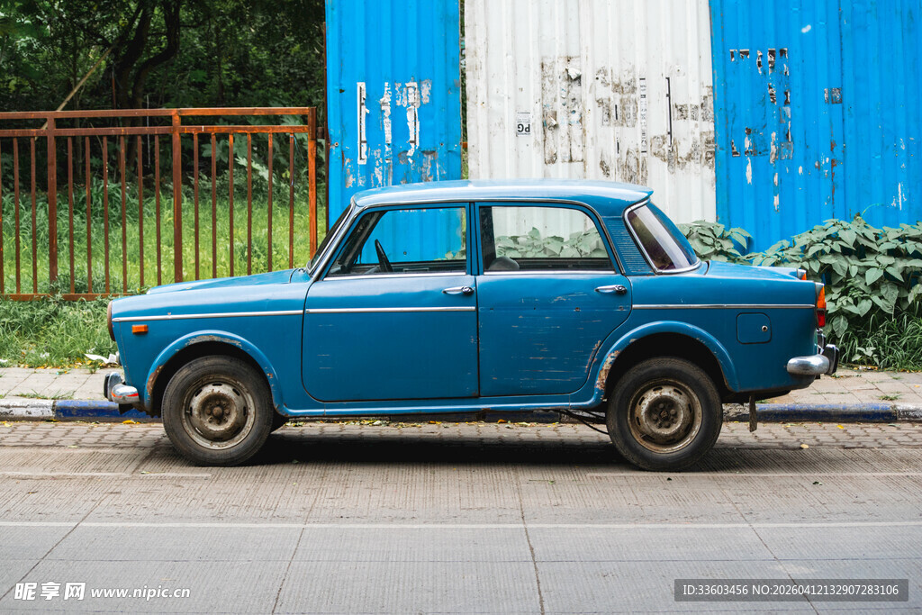 复古蓝色轿车停于户外