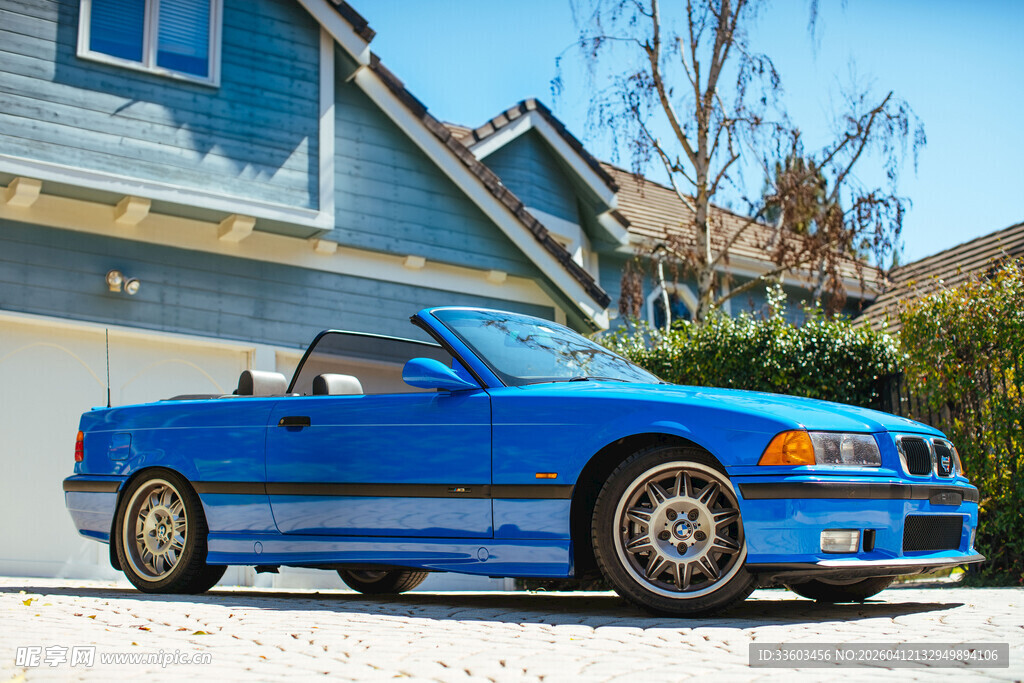 蓝色敞篷宝马停于屋前