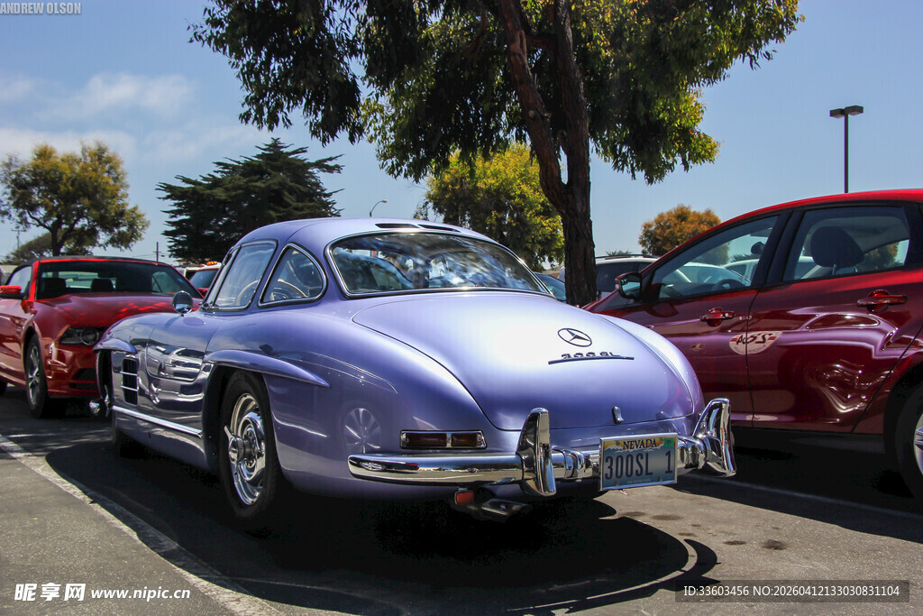 复古紫色跑车停在停车场