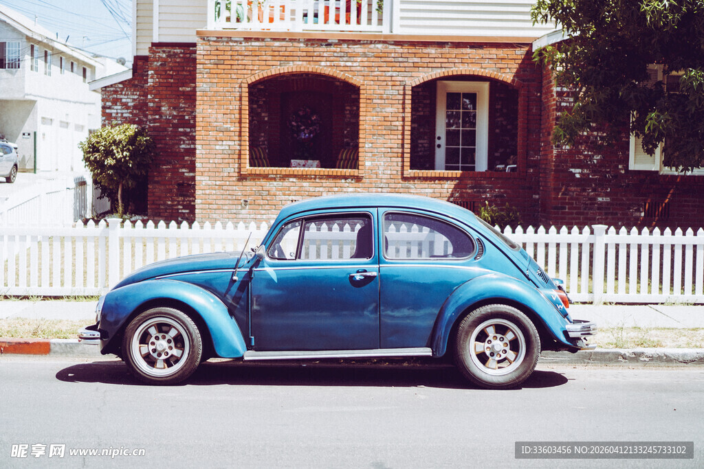 复古蓝色甲壳虫汽车街景
