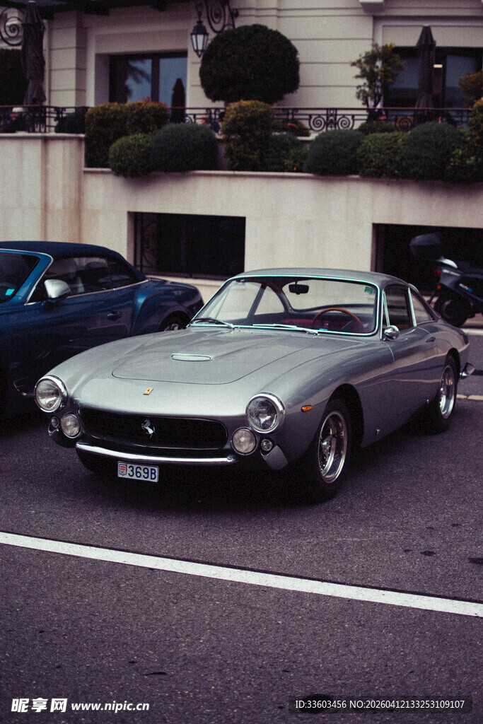 复古银色跑车停于街道