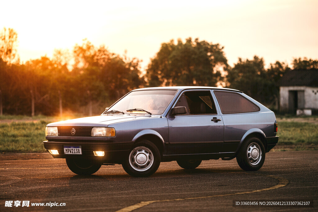 夕阳下的复古轿车