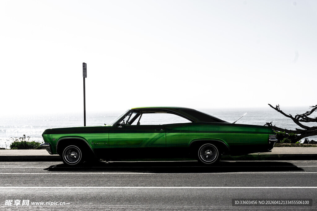 复古绿色轿车停于户外