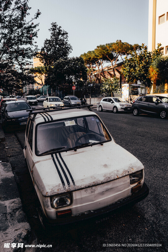 复古白色轿车停于街头