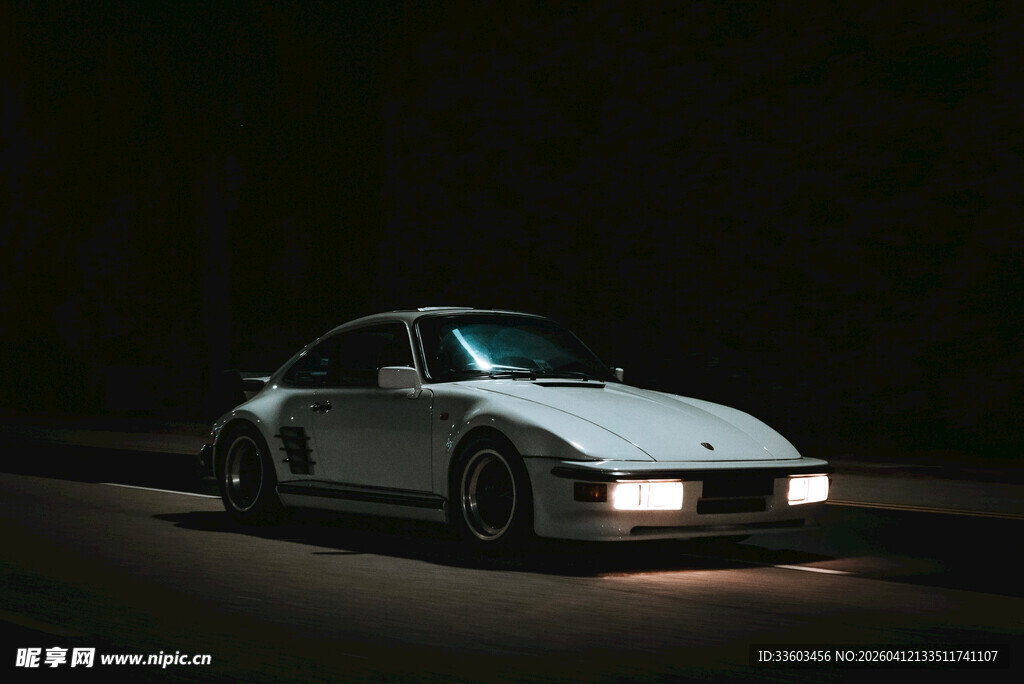 夜间行驶的酷炫白色跑车