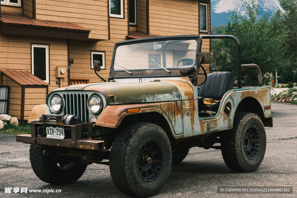 复古敞篷吉普车停在木屋前