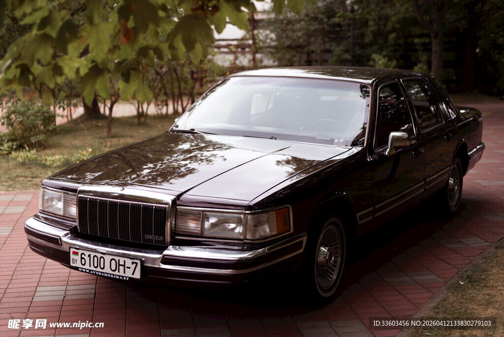 经典复古轿车停于户外