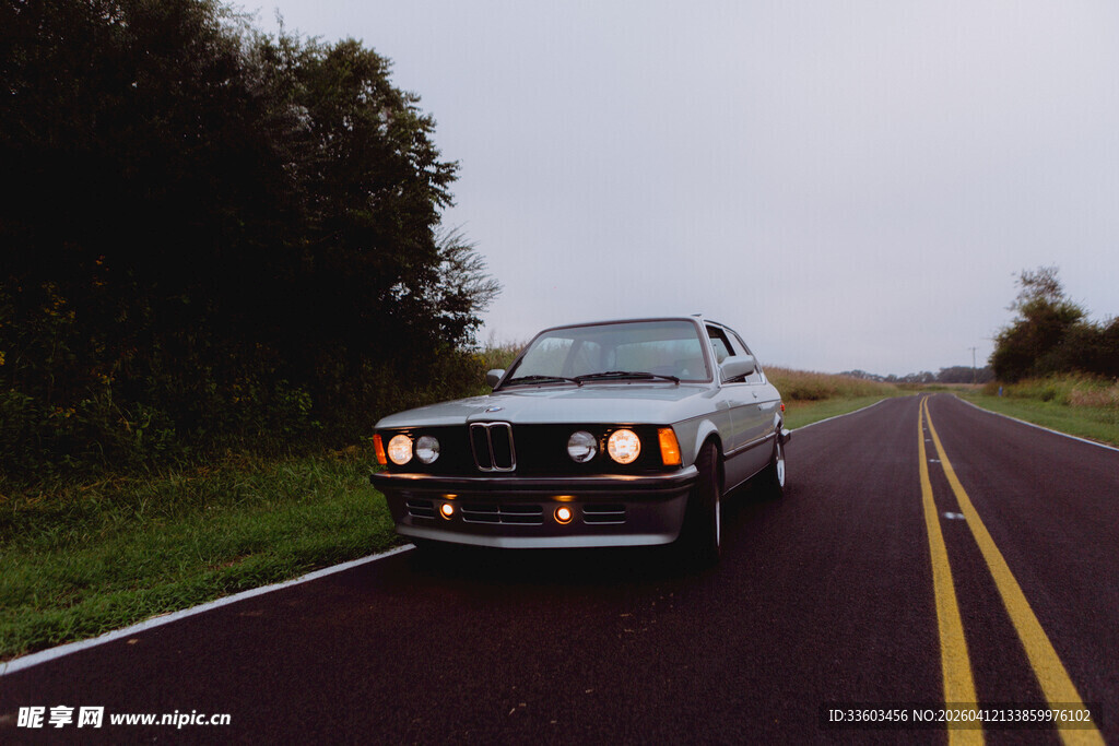 公路上行驶的复古汽车