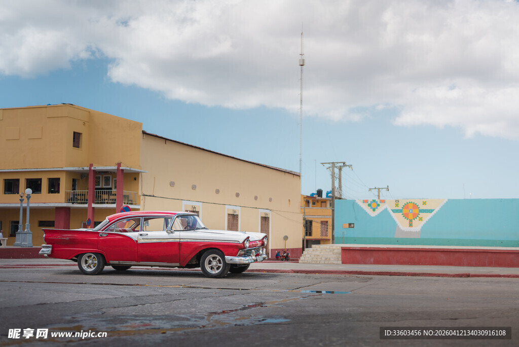 复古汽车停在多彩建筑旁