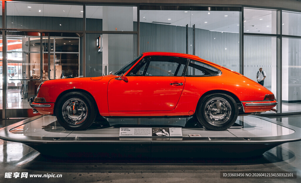 经典橙色跑车展示于展厅