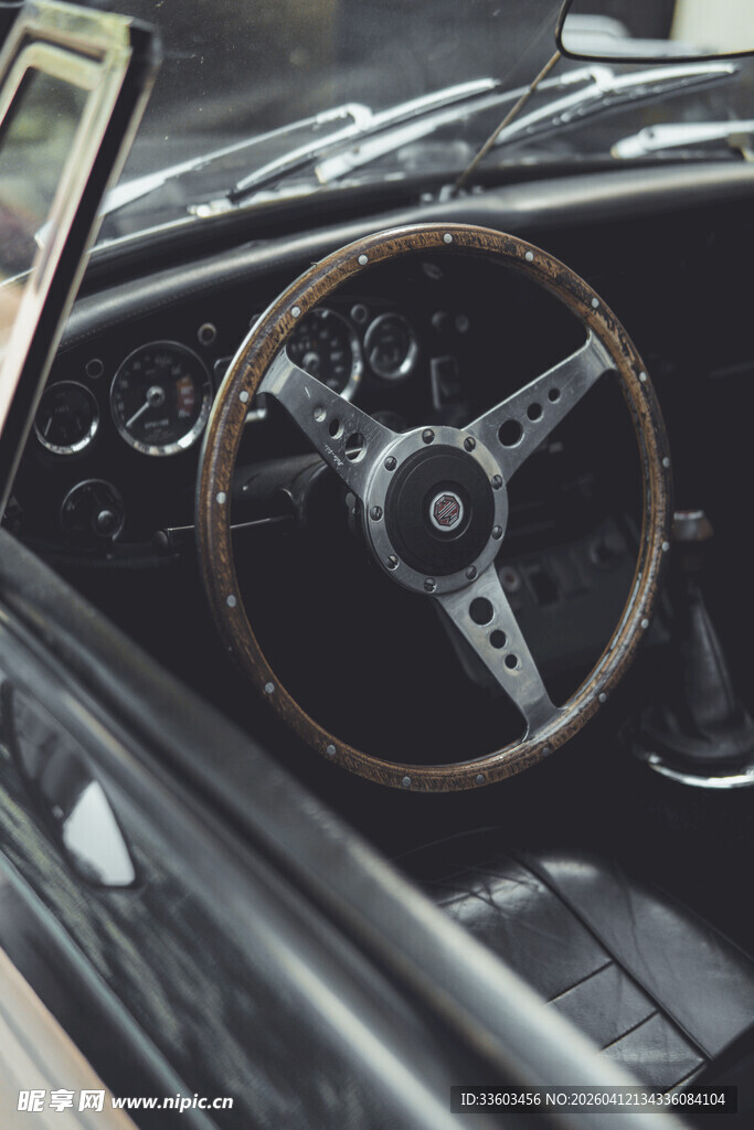 复古汽车方向盘特写