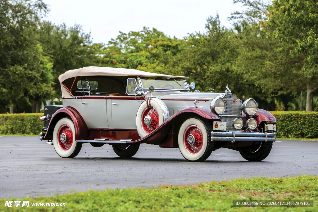 复古敞篷老爷车优雅亮相