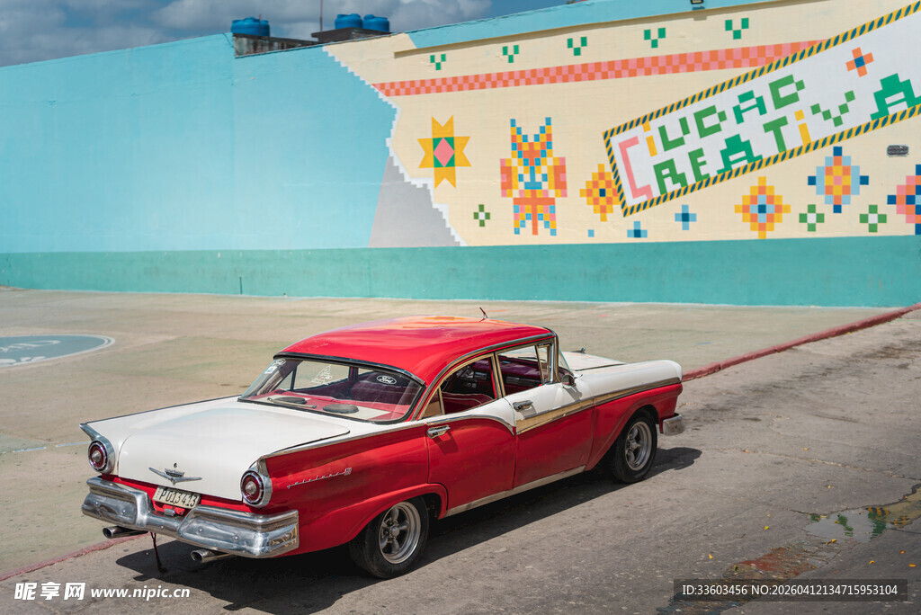 复古汽车停在多彩墙旁