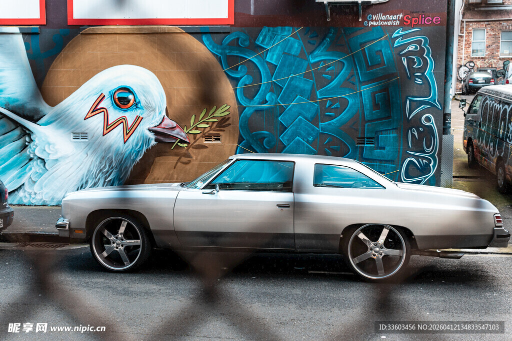 复古汽车与涂鸦艺术场景