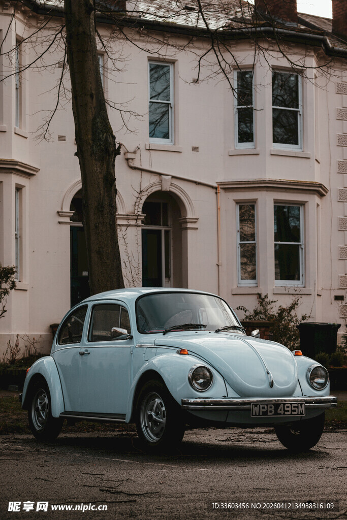 复古浅蓝色甲壳虫停于老宅前