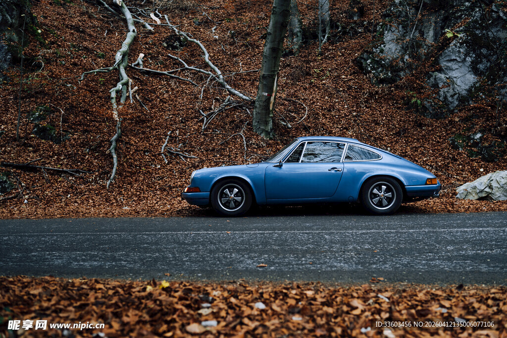 秋日林间的蓝色敞篷跑车