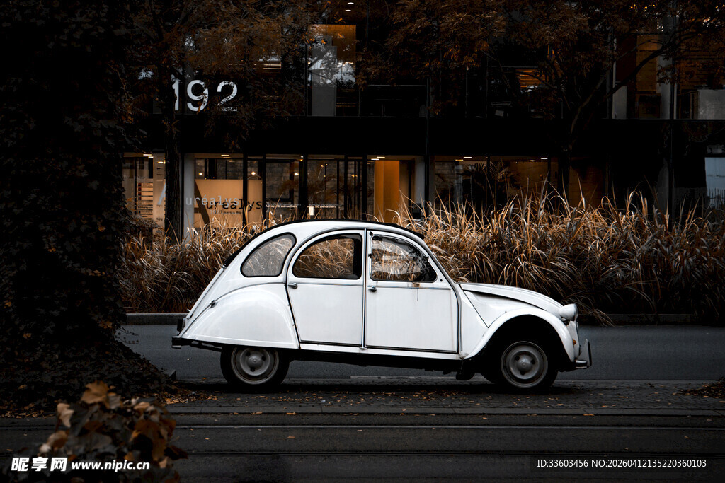 复古白色小车停于户外
