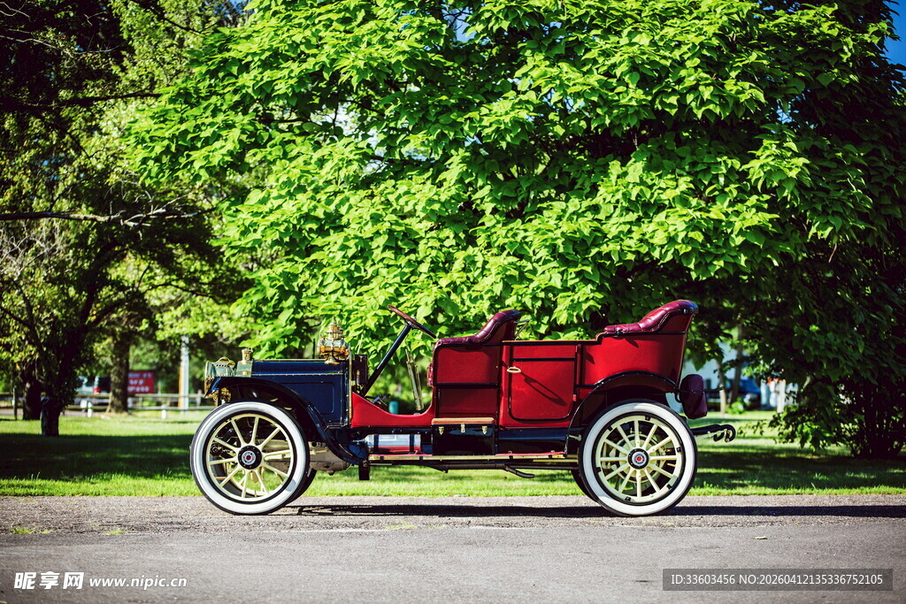 复古敞篷车停于绿荫之下