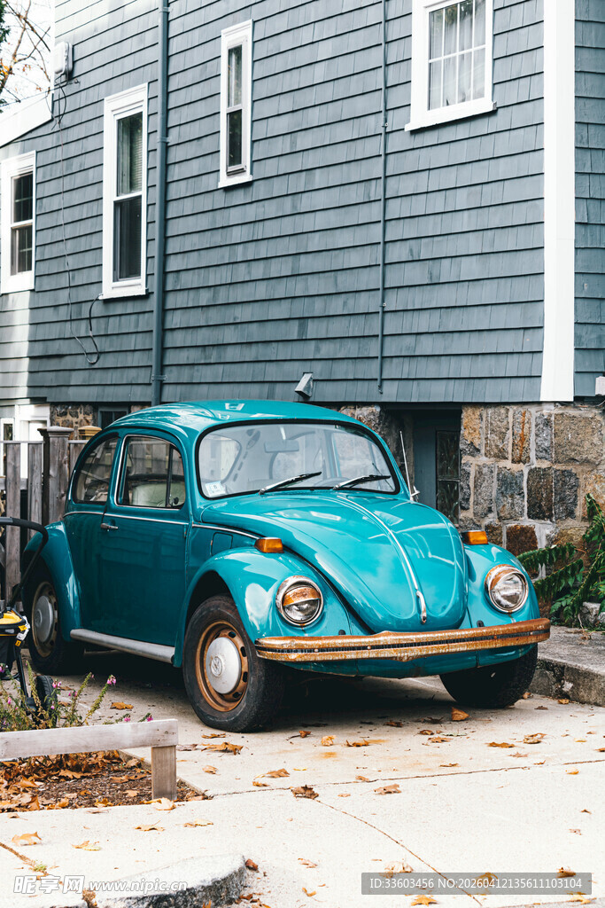 复古蓝甲壳虫停在房屋旁