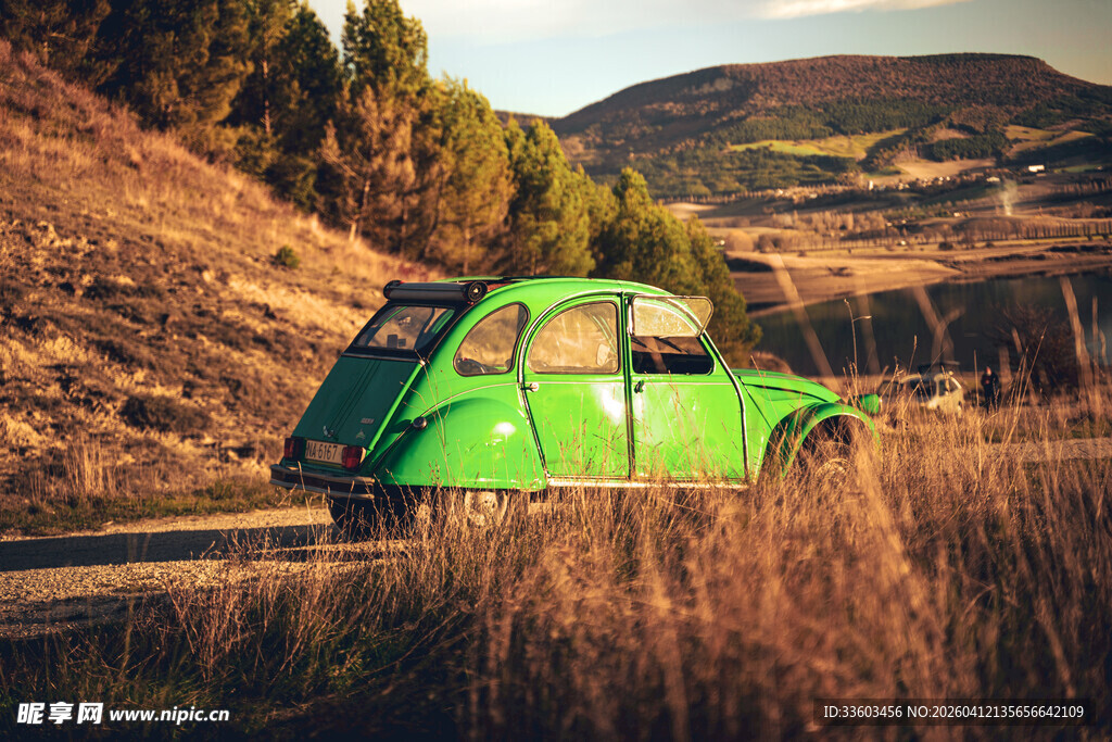 绿色小车行驶在旷野之路