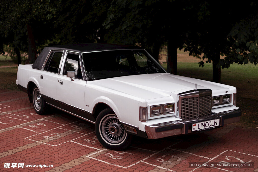 复古白色轿车展示