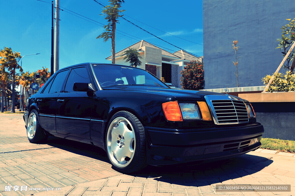 经典黑色轿车外观展示