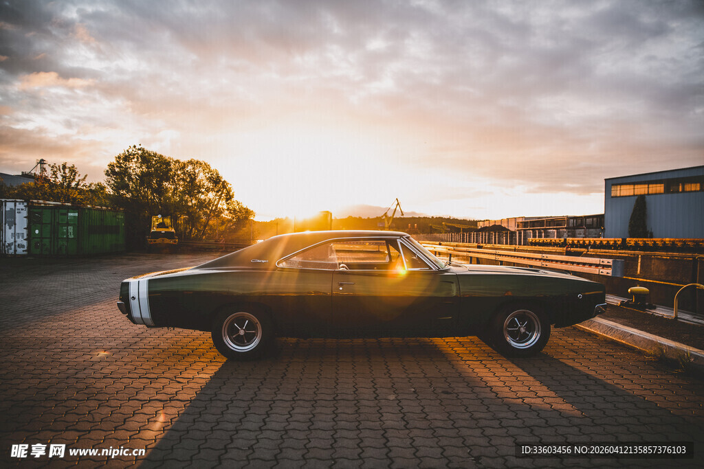 夕阳下的复古轿车