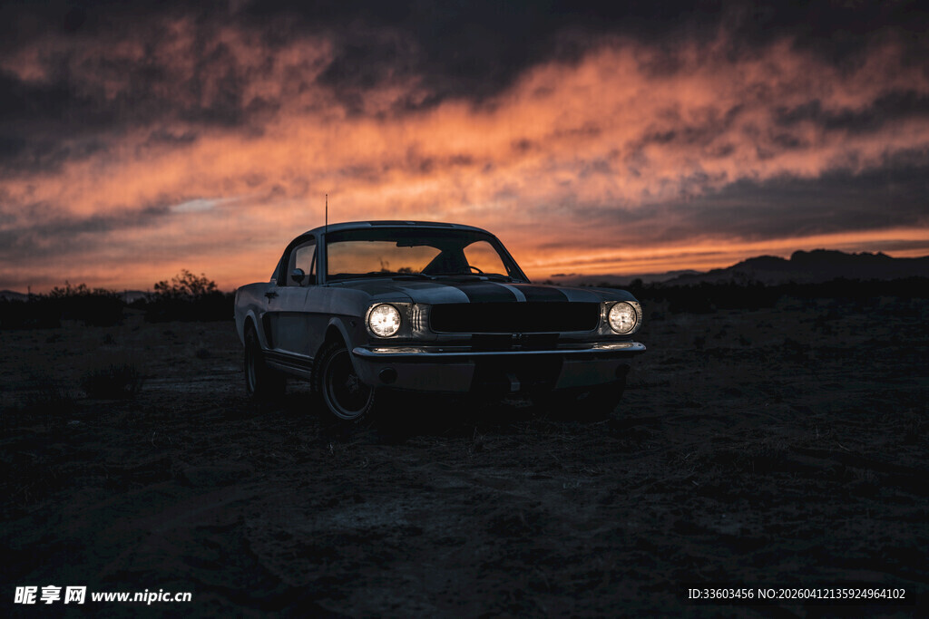 夕阳下的复古汽车
