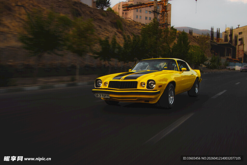 公路上的黄色复古跑车