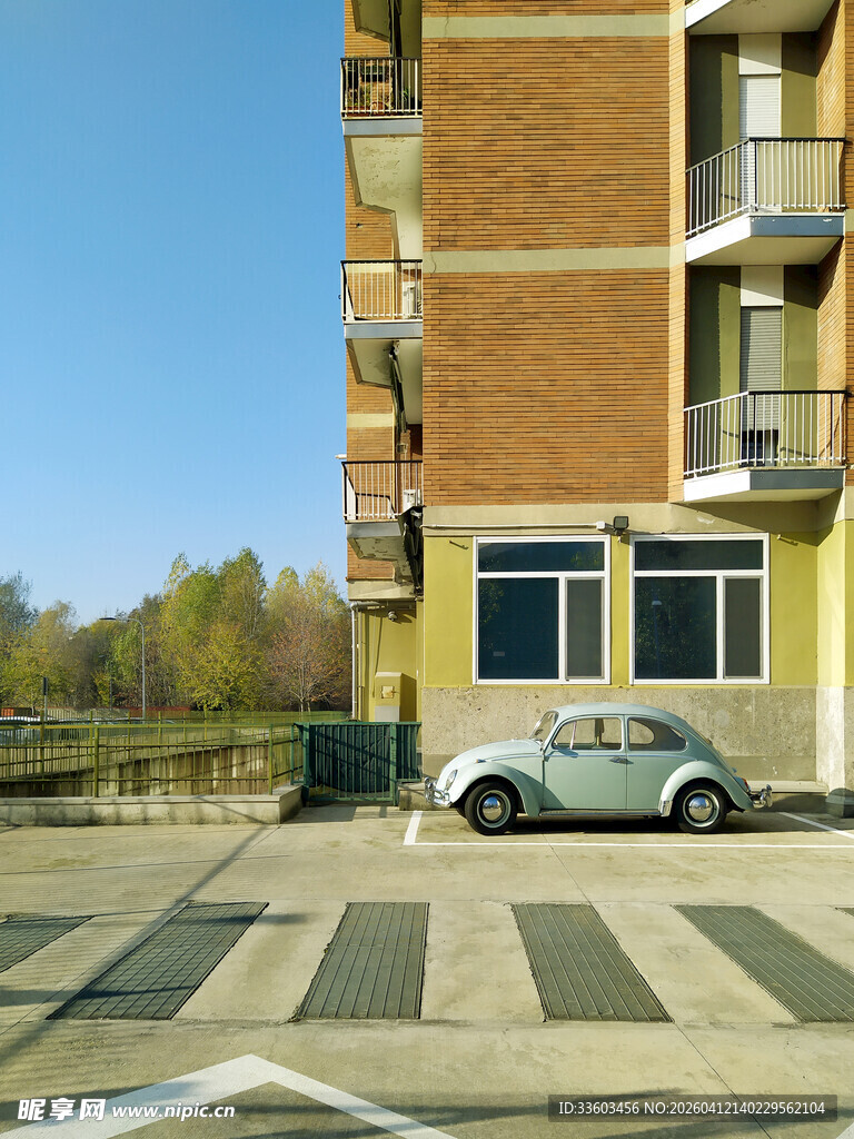 老式汽车停在居民楼前