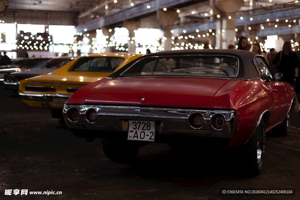 复古车展中的经典红色轿车