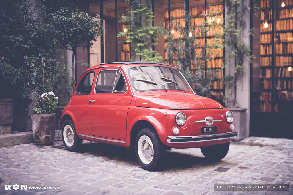 复古红色菲亚特汽车